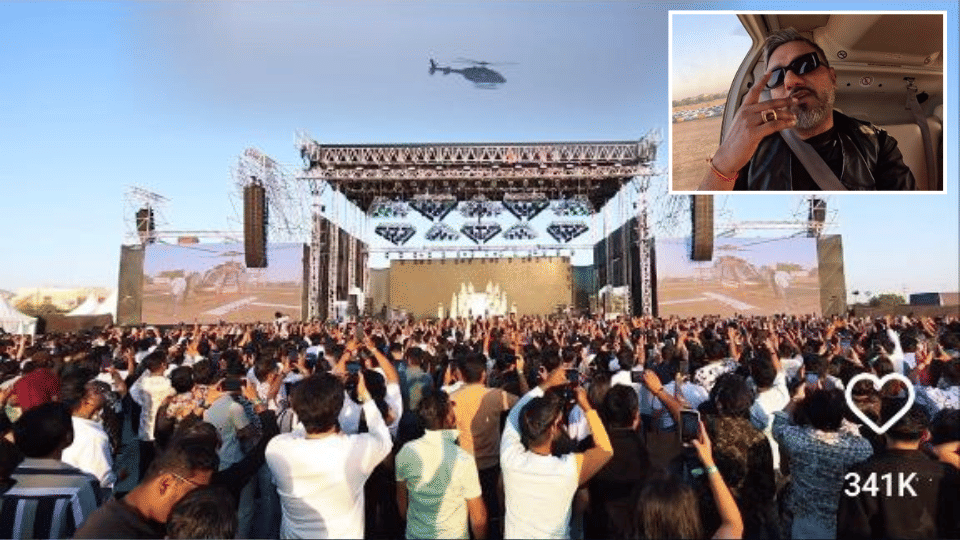 The crowd and helicopter arrival, from the Indore show report.