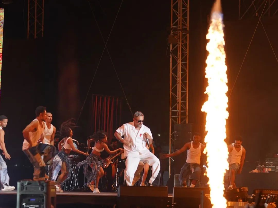 Paaji and the dancers on stage in Pune, 14 March 2025.